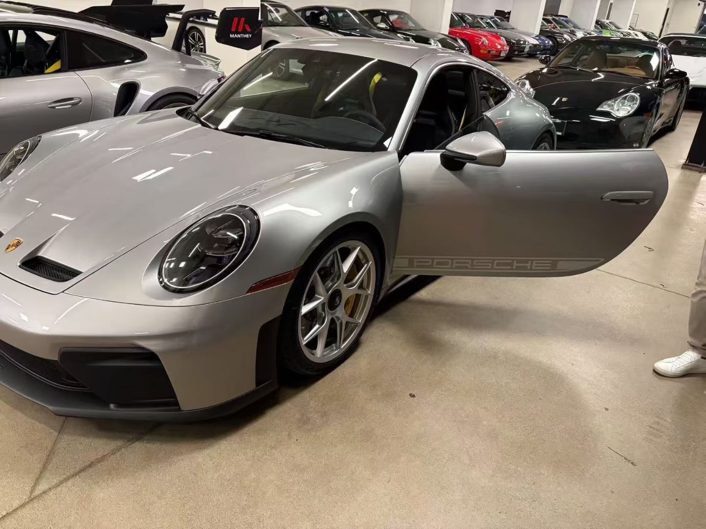 一台992.2的保时捷GT3 touring 手动挡价格贼高有喜欢的吗[捂嘴哭]