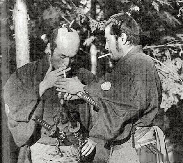 三船敏郎和仲代达矢在拍摄《椿三十郎》期间一起抽烟，两位日本最伟大的演员都已离世 
