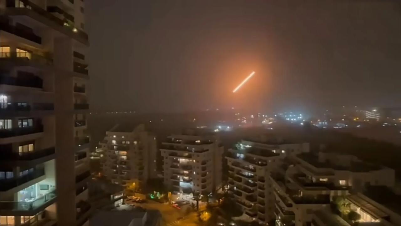 以色列对伊朗的导弹攻击现在基本处于躺平状态，任由伊朗导弹落地爆炸。现在伊朗导弹几