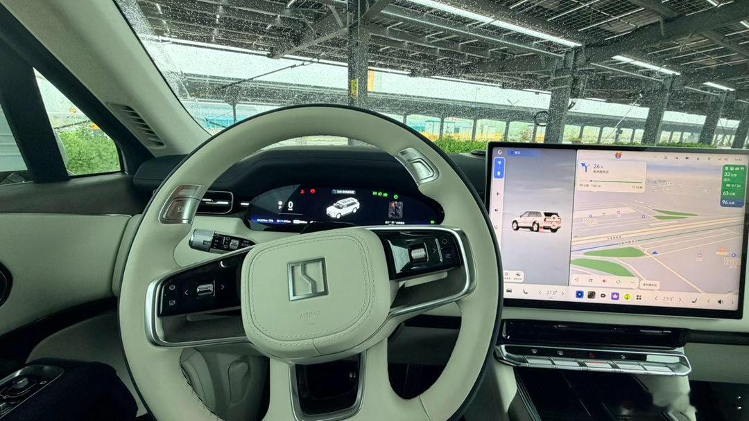 跑高速极氪 9X 是真的稳啊！！！！尤其是雨中跑高速！ 