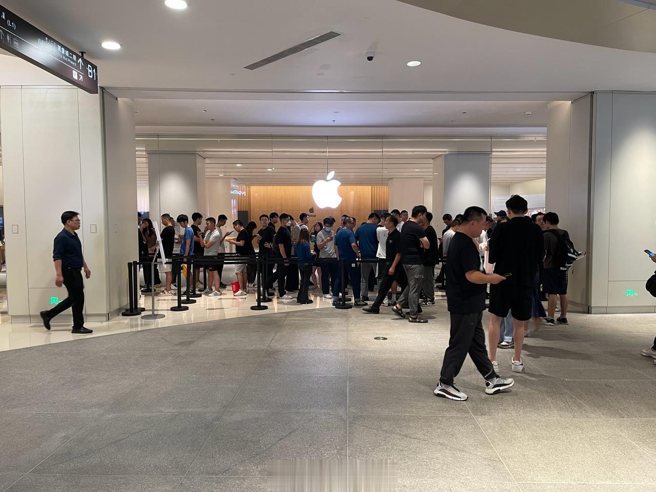 还有三四分钟，预约8点取货的朋友们，就能拿到 iPhone 15 系列新产品了。