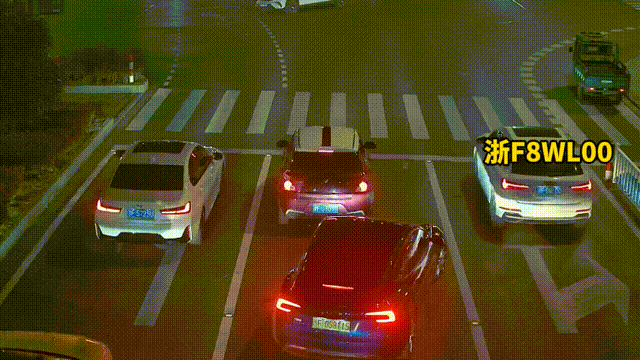 近日，在浙江嘉兴海盐县晚高峰期间，10辆私家车在两个路口以‌45度让行‌方式接力