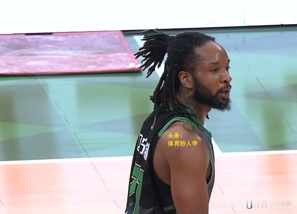 下滑太快！辽宁队外援全场比赛只得1分，球迷：是时候说再见了。
辽宁队输给广厦队，