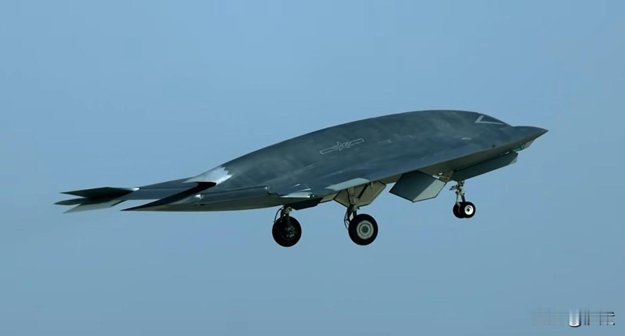 【小B2来了！！！——军迷：还好不是六爷】昨天人民空军官号发布了一则宣传片，片尾