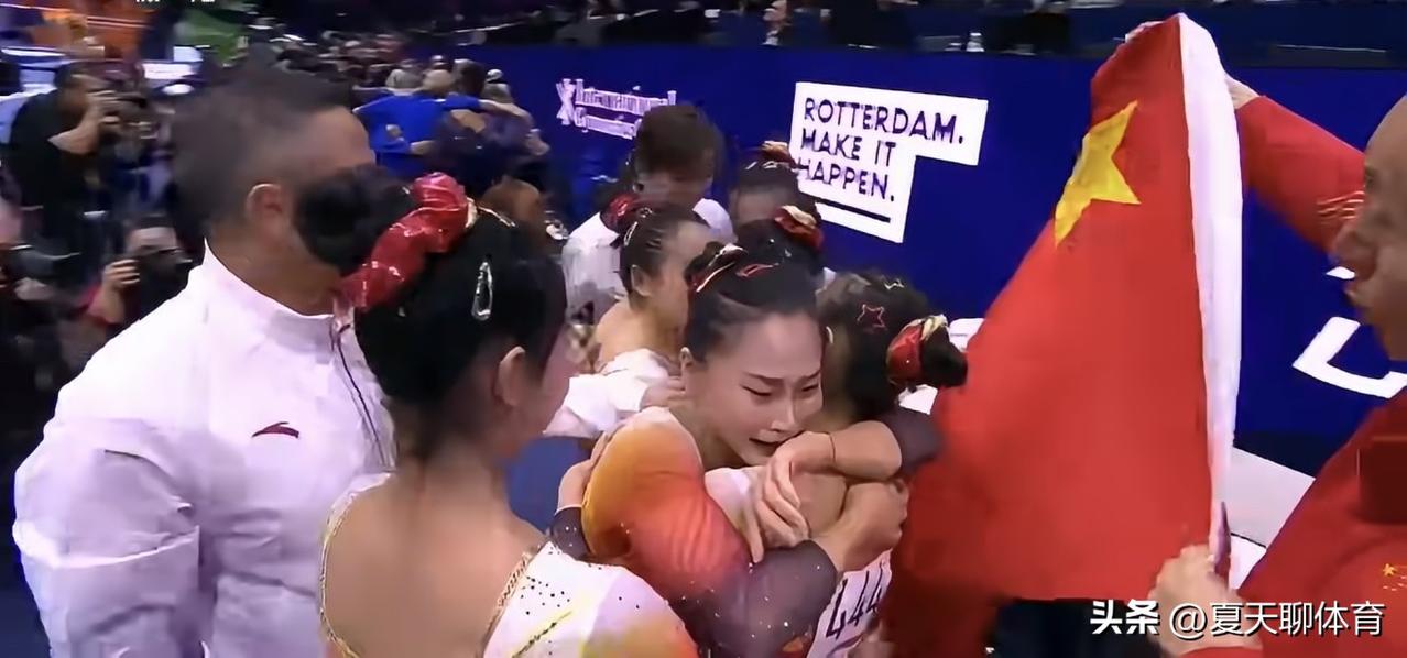 中国女子体操小花们哭得梨花带雨[流泪][流泪]20年，她们重夺团体金牌🥇请记住