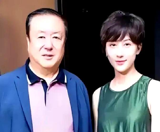1994年尤小刚离开田歌那天，专程跑回去搬两箱旧手稿。
田歌没拦，人坐在客厅看带