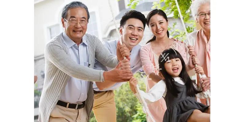 我将围绕老人花光退休金网购、家中堆满快递的热点事件，从老人的心理、骗局套路、子女