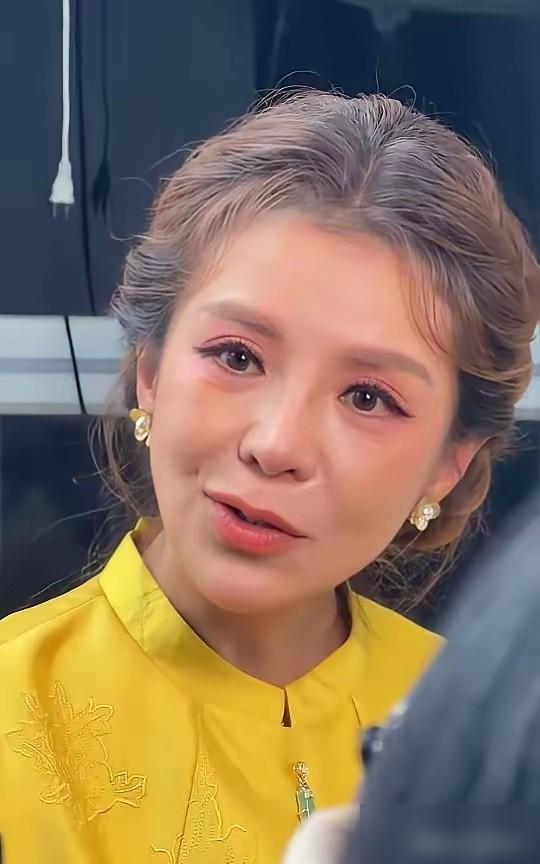 谁都不服，
​
就服朱迅，
​
你瞧人家都52岁了，抗癌多年，居然还在主持节目。