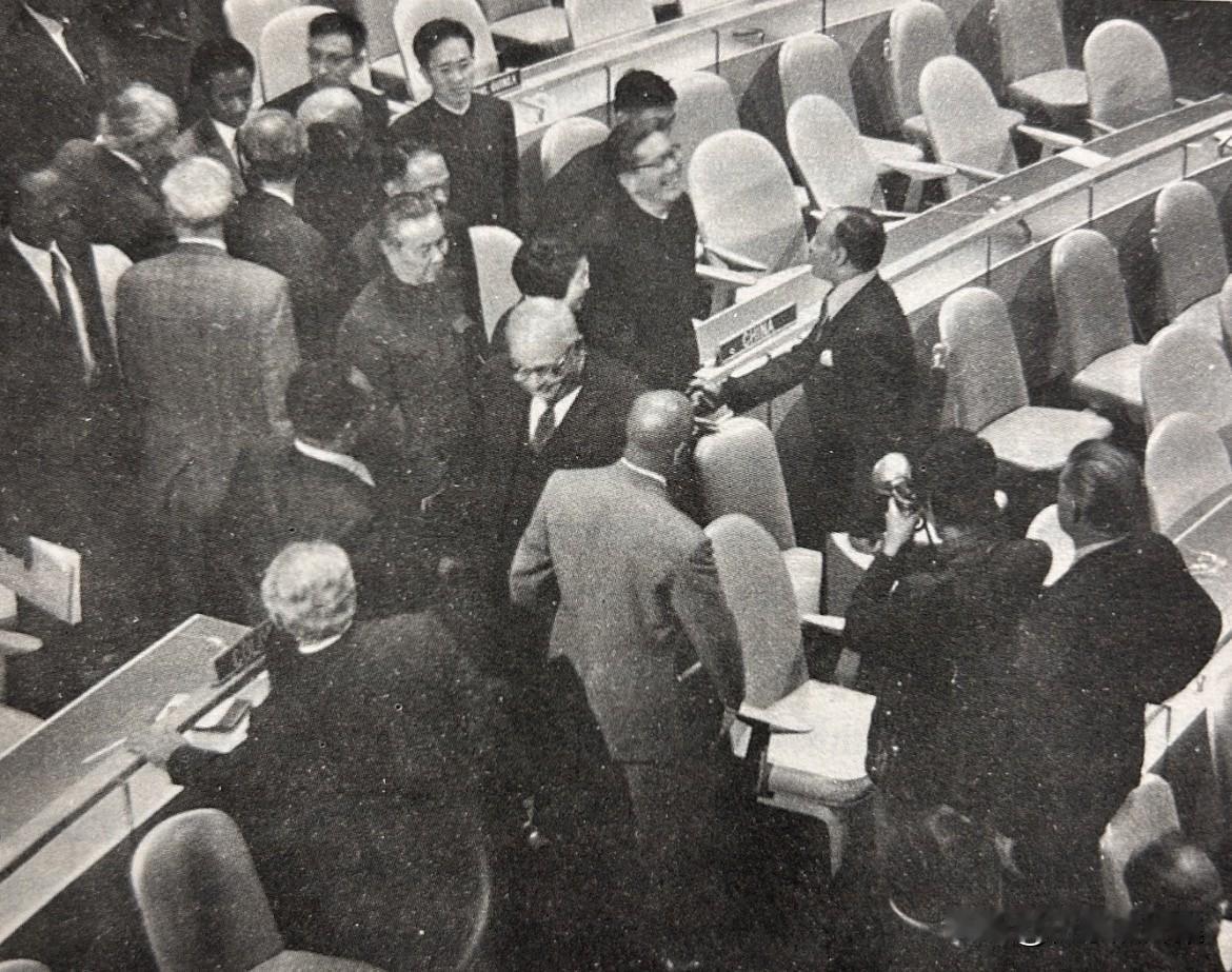 1971年11月15日，中华人民共和国代表团第一次出席了联合国大会第26届会议，
