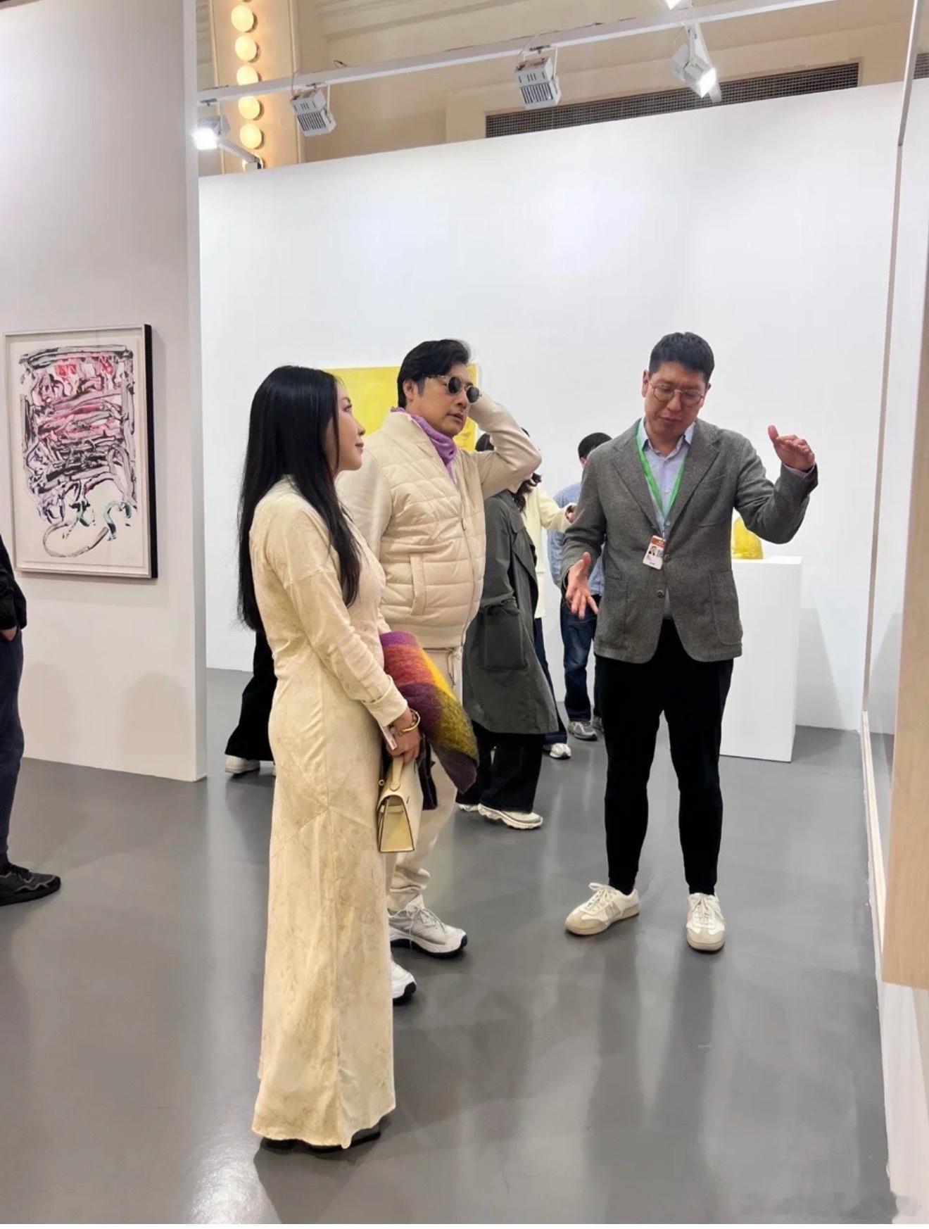 网友说王岳伦单身那么久谈个恋爱咋了？？？穿的是情侣装吗？？？ 