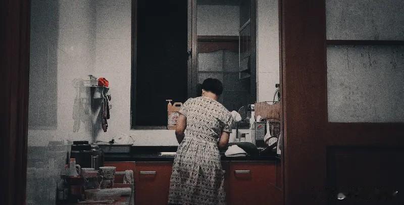 婆婆不帮我带孩子,应该吗?
在网络上，这个话题永远吵得沸沸扬扬。有人说，婆婆不给