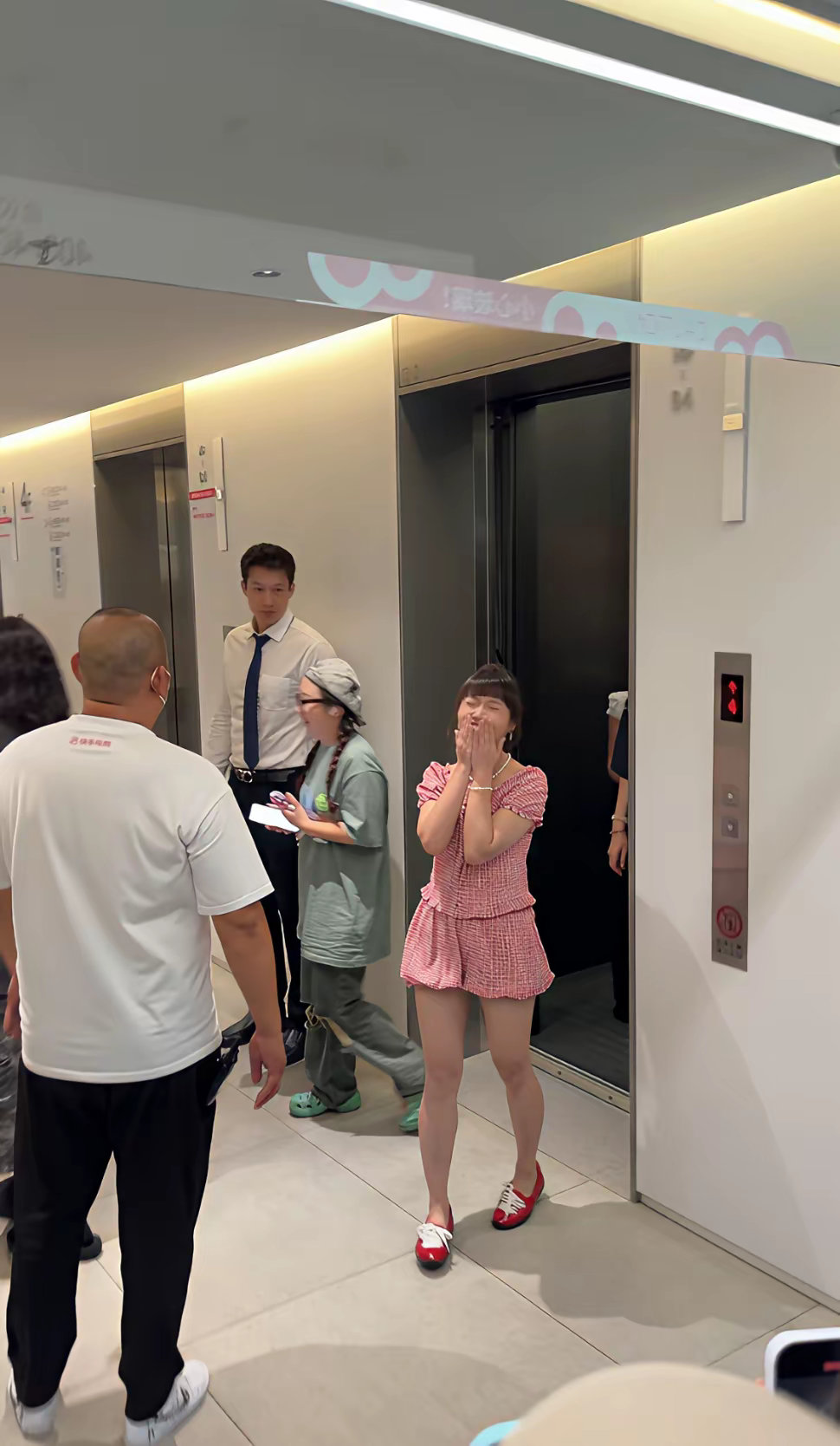 一直以为麦琳没有瘦那么多，，直到我看到她最近的线下 ​​​