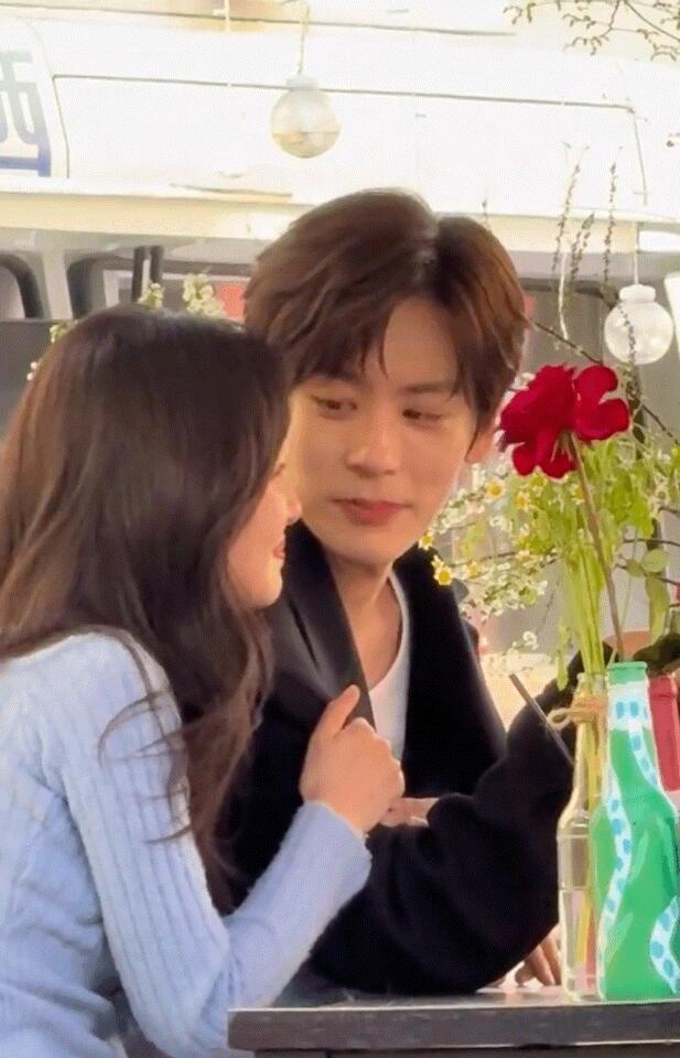 你是迟来的欢喜，那个对视，许淮颂那个眼神，绝了。然后他们就笑场了。俩人对视甜，笑