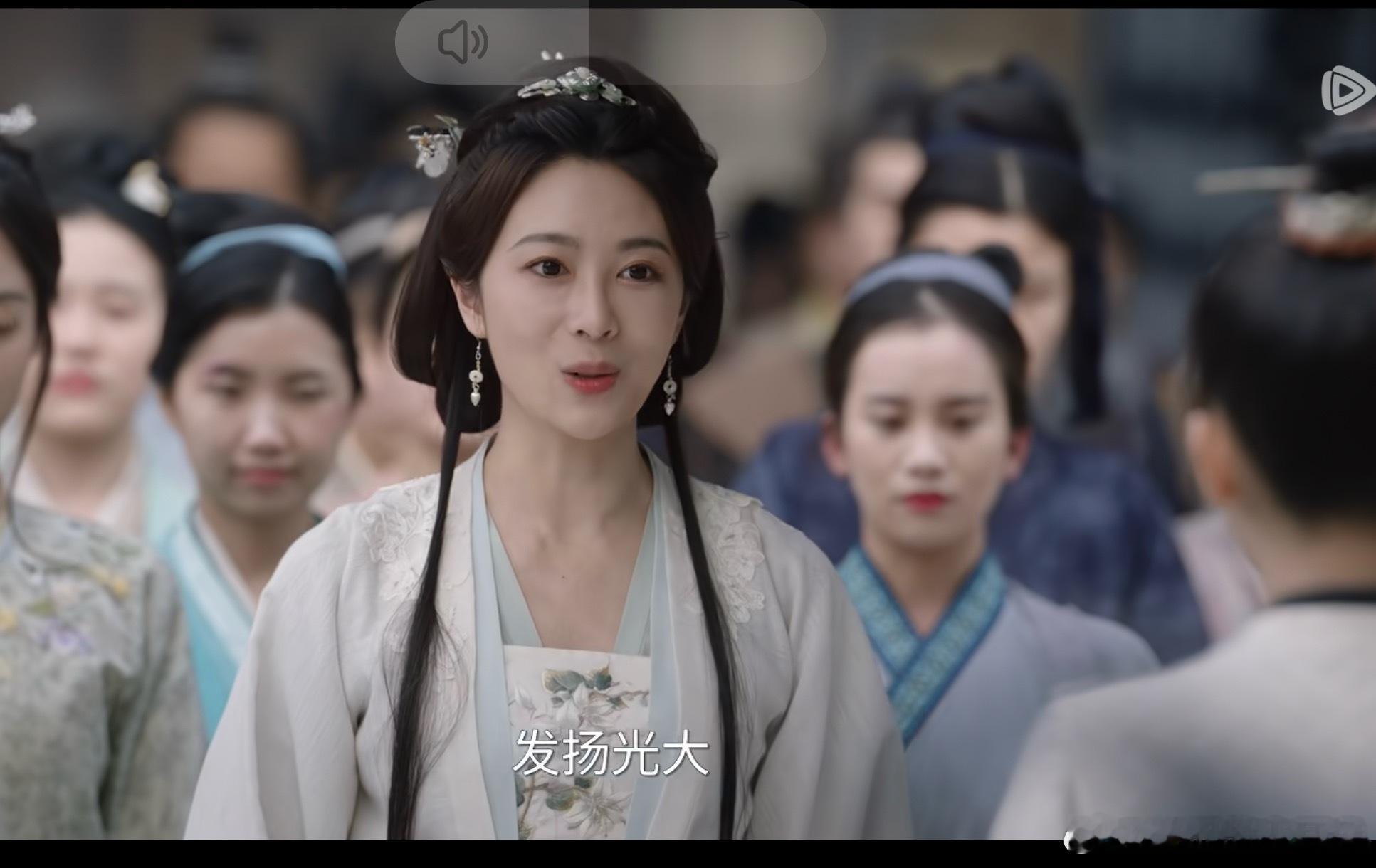 看锦月如歌这个配角造型，我还以为是穿了白鹿白月梵星里这件衣服。 ​​​