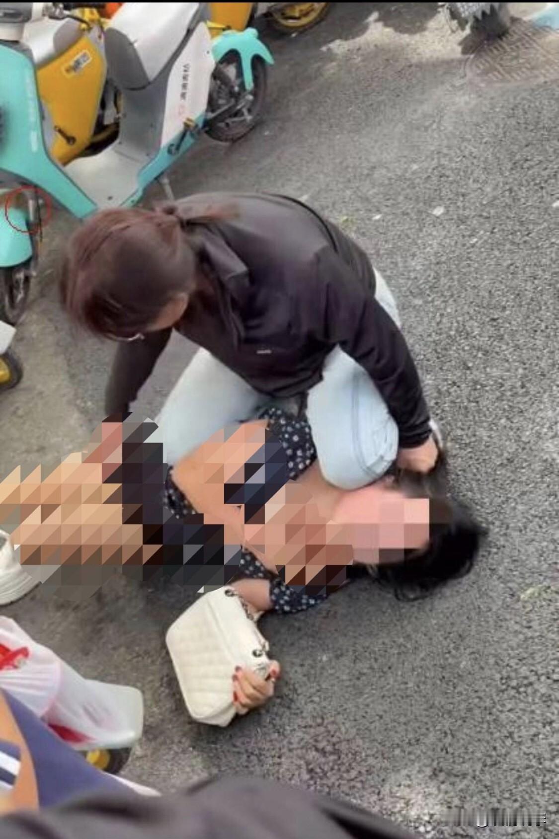 这件事情更可怜的是看似赢了的大姐。

同为女人，本应该更懂得什么叫难堪。却不顾一