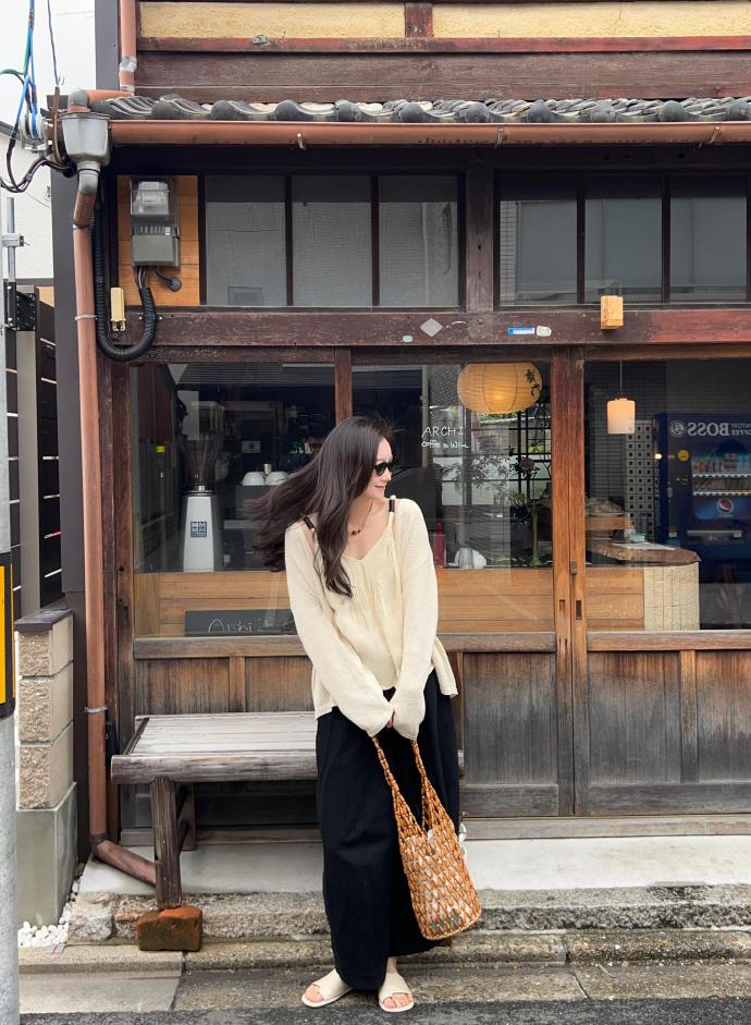 从简约基础款到设计感小单品，每一套都是为春天精心搭配的，温柔色系、清爽版型、轻盈