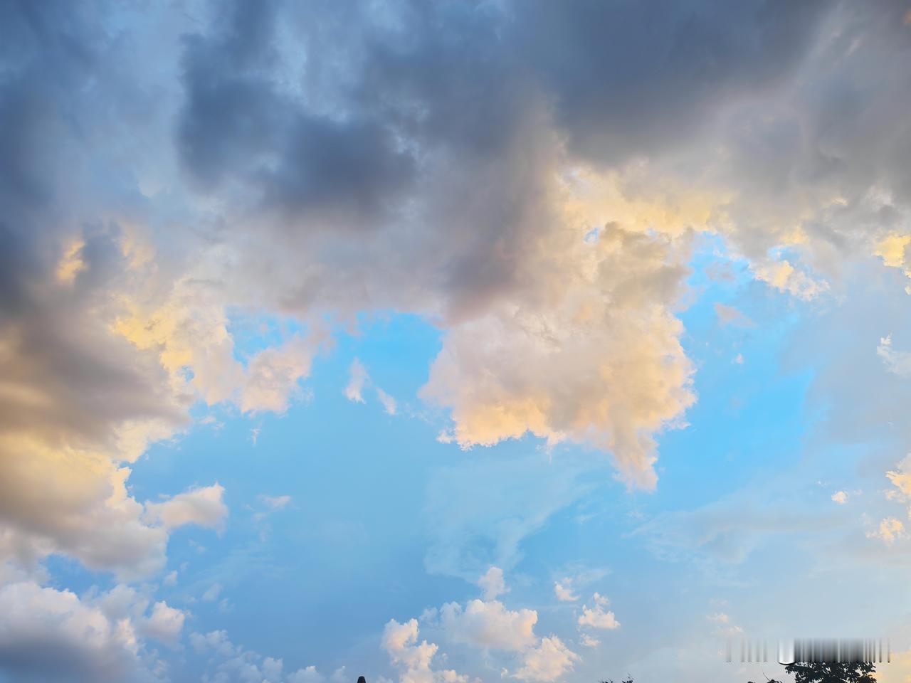 今天傍晚下了阵雨，下雨之前天空非常美丽，引起很多人拿起手机拍照。

这之后电闪雷