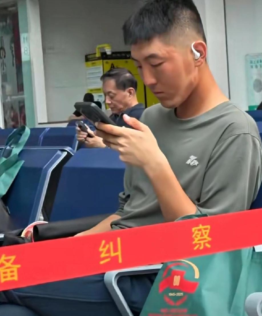 参加九三阅兵的小哥哥们，圆满完成任务后陆续回家。

在候车室看到他们脸上都被晒出
