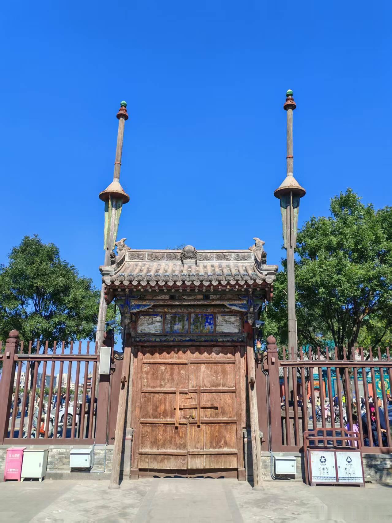吃完午饭马不停蹄去看九龙壁，因为听说是代王府唯一留存的古文物，所以期待颇高。进去