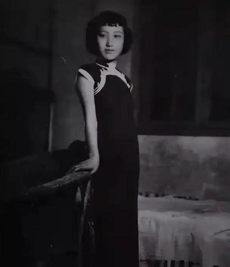 刑场上众人捧腹大笑，笑的是她那条滑落的裤子。

1952年秋天，青岛汇泉体育场，