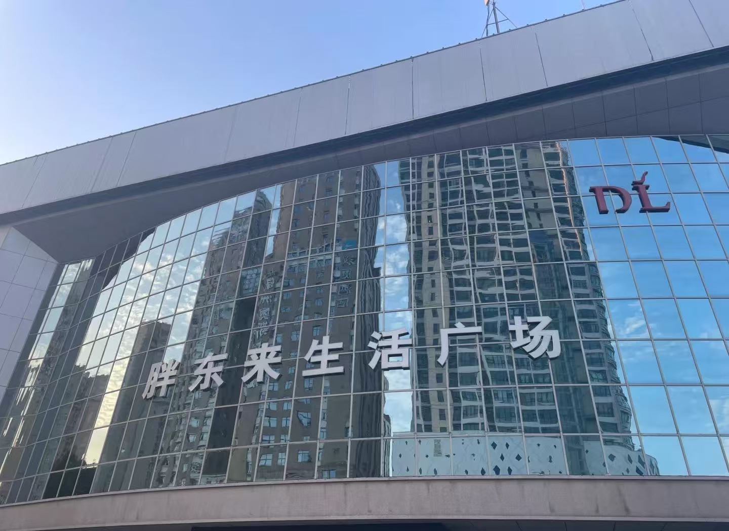 胖东来闭店一天整条街都没人出摊很多人只看见胖东来口碑出圈，却容易忽略它托举起街边