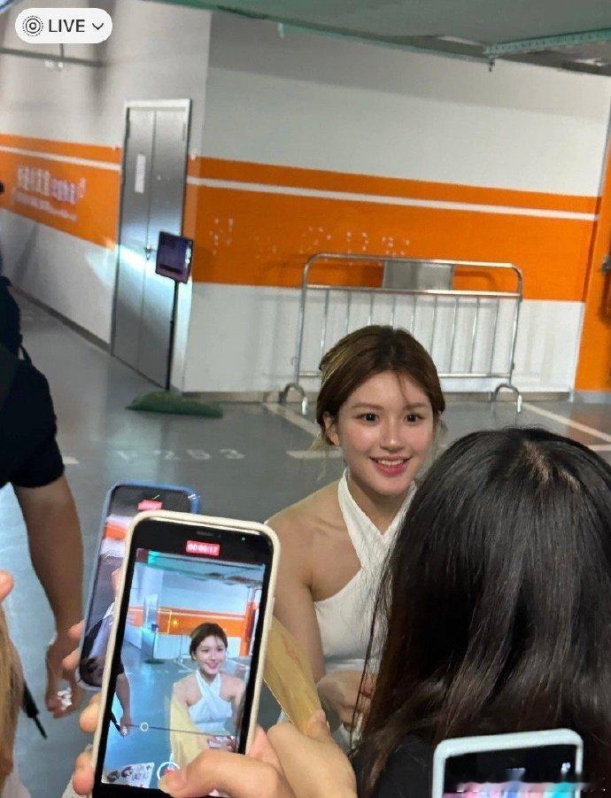 #赵露思美成洋娃娃了##赵露思小小的脸上大大的五官# 赵露思小小的脸蛋上大大的五