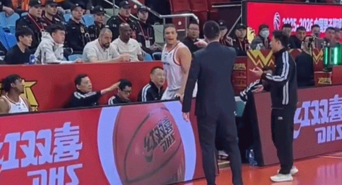 将帅不和是大忌！上海男篮夺冠路上最大绊脚石。
    CBA常规赛接近尾声，上海