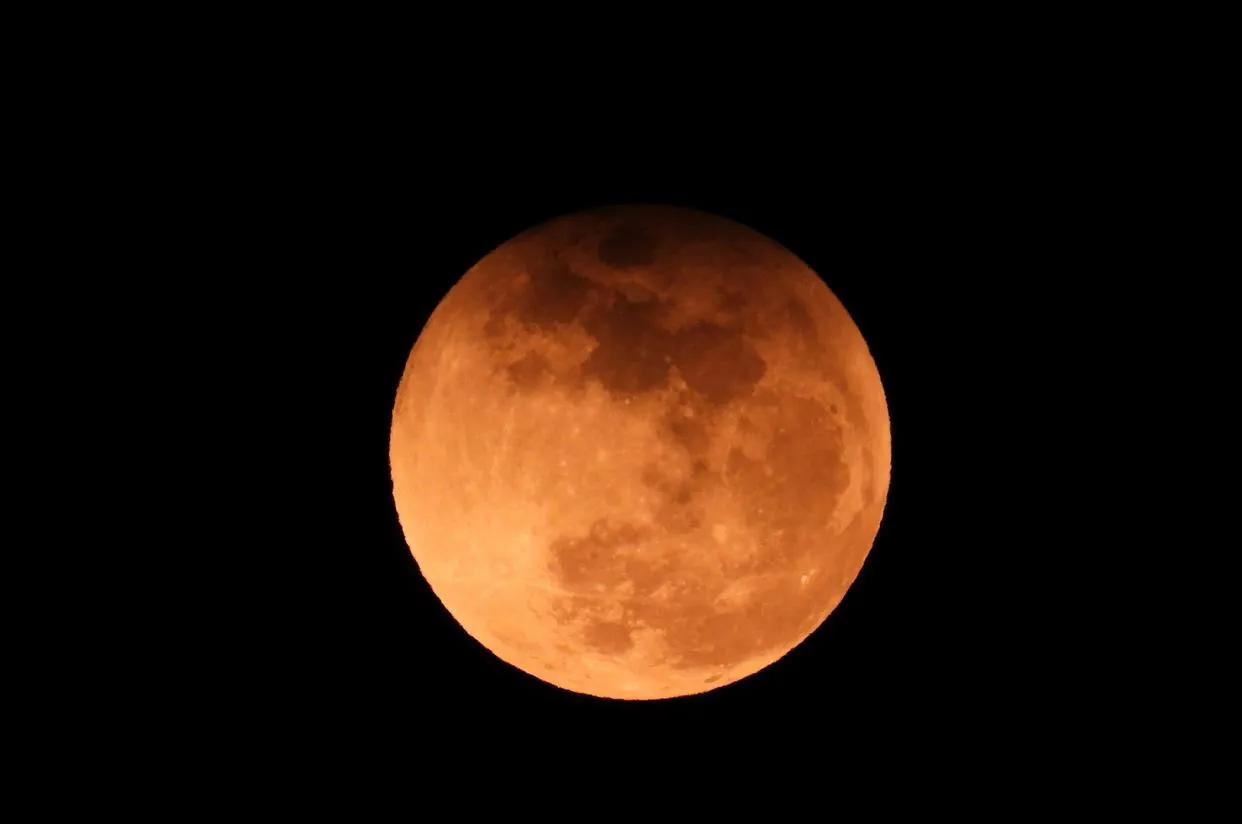 丙午上元夜，灯华缀苍穹，红月夺天工，宇序显奇观！千载难逢之天象：月轮被地影轻掩，