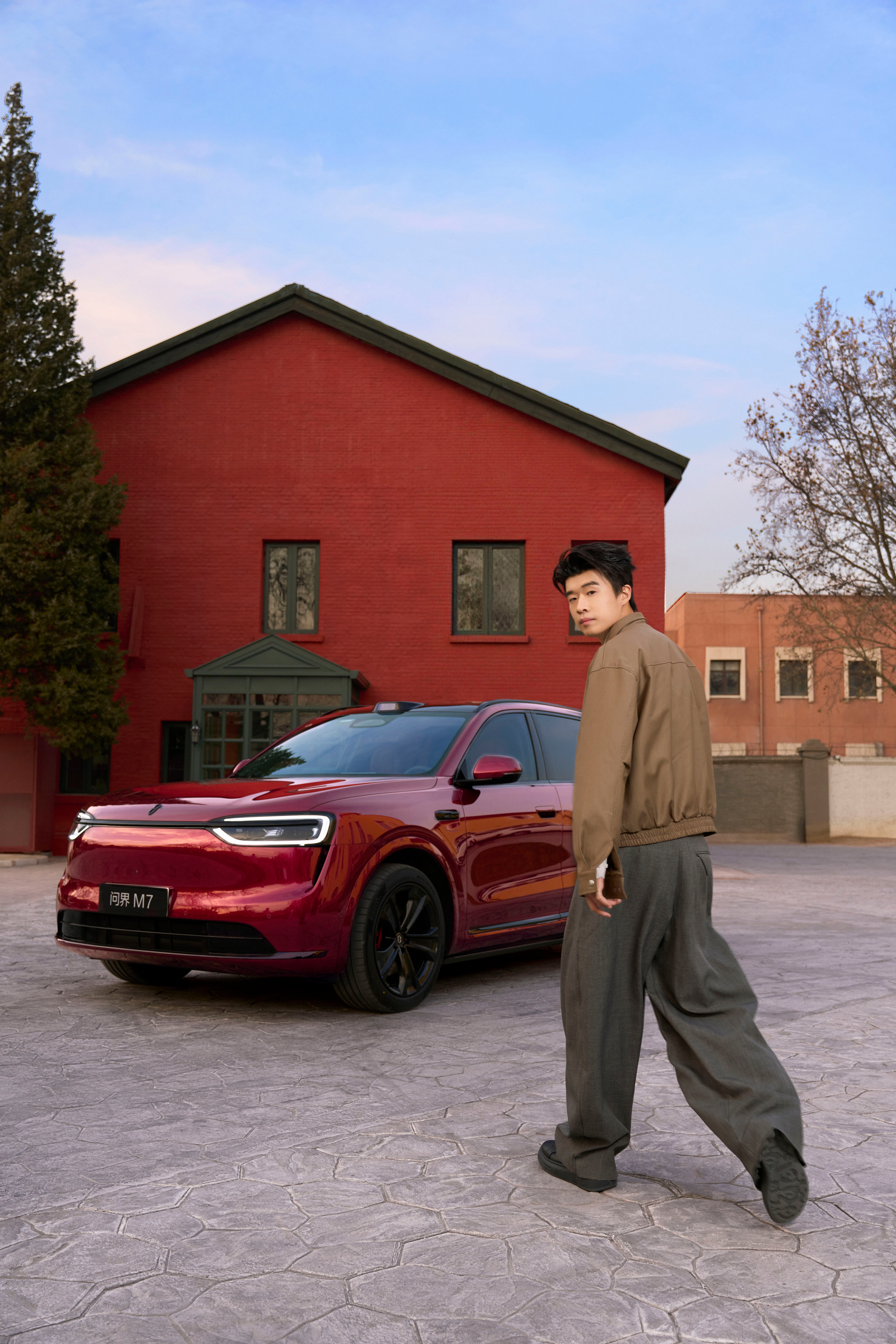 张呈雷淞然夺冠后双双买车张呈雷淞然正式官宣成为全新问界M7车主。雷淞然再也不用愁