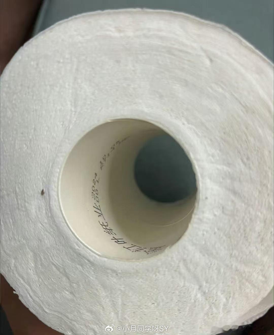 被纸巾背刺了谁能想到纸巾这么脆弱，关键时刻说破就破！擦手擦嘴都心惊胆战，下次得囤