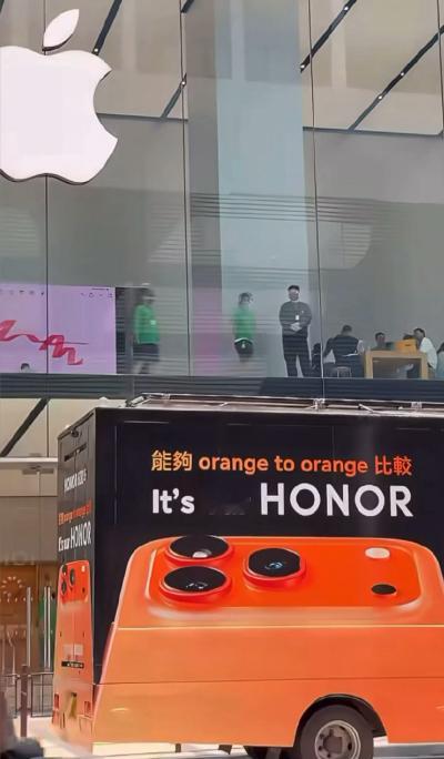 昨天刷到荣耀把广告车停在香港广东道苹果店门口