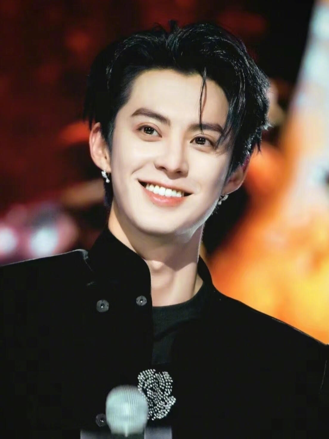 王鹤棣首次缺席阅文盛典阅文IP盛典 王鹤棣缺席了，但许七安带着铜锣手势“云出席”