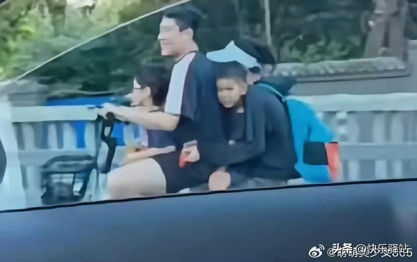 梁靖崑休假时骑着电动车带着妻子和两个儿子出行的画面好欢乐，小儿子经常是被挤的那个