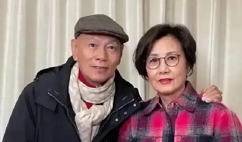 肝癌5厘米那天，她递了离婚协议
 
不是绝情，是逼他签字卖房治病。罗家英攥着笔发