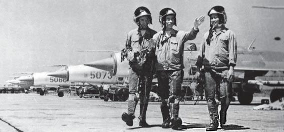 1966年，越南人民军空军三位著名战斗机飞行员站在一排装备R - 3S导弹的苏制