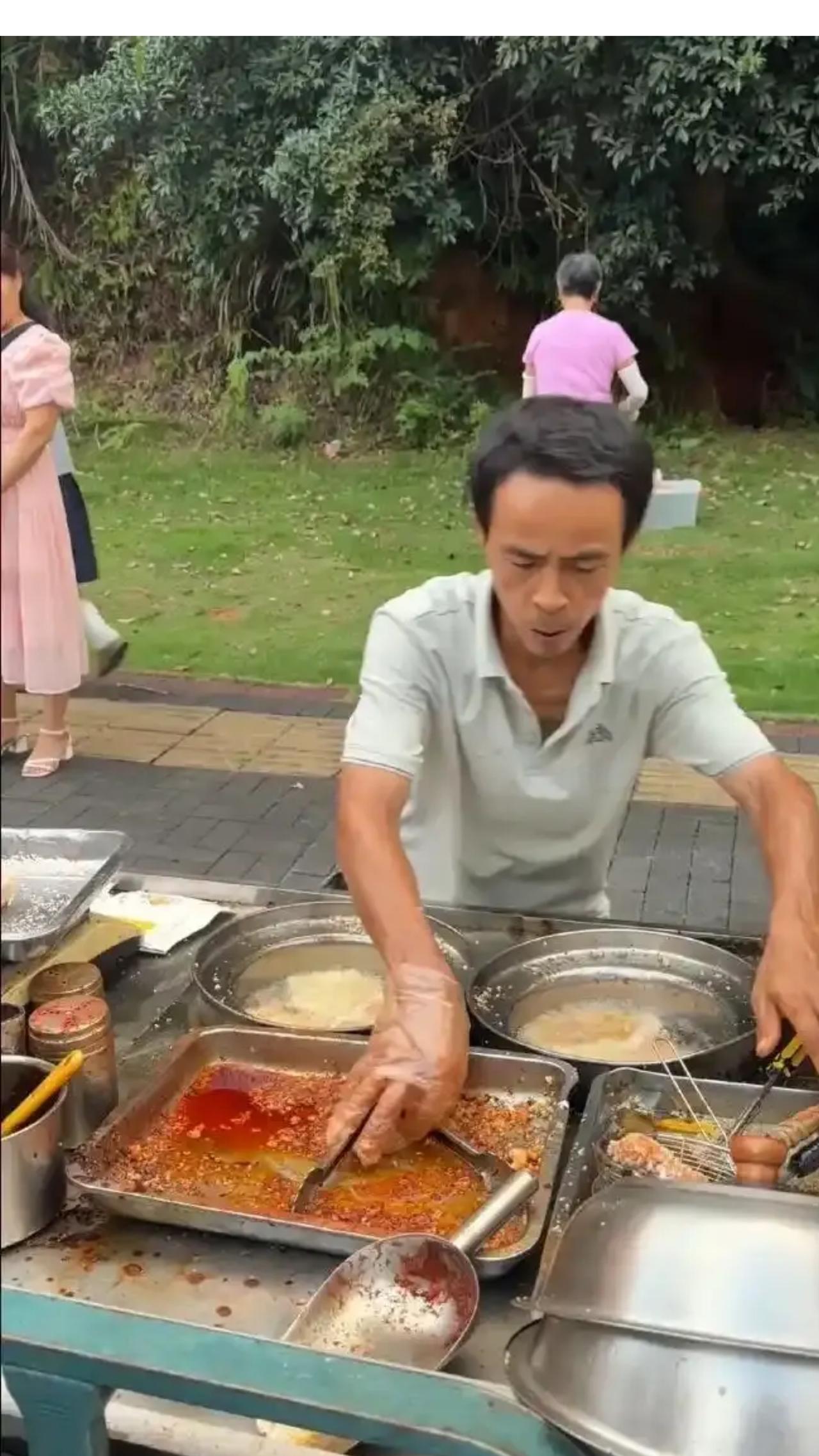 “48岁大叔靠‘脱口秀炸鸡’火爆景德镇！网友：看到他手臂，瞬间懂了……”景德镇鸡