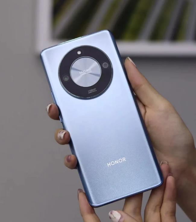 感觉现在的手机越来越贵了，大家也变有钱了？像iPhone 15系列还可能涨价，顶