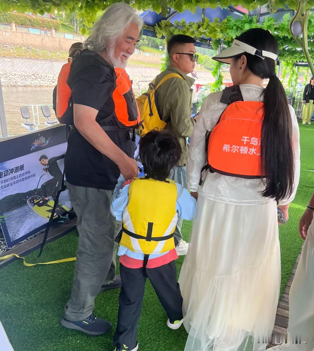 张纪中带着老婆孩子度假，几个孩子都是能玩能闹的年纪。看得出来张纪中精气神十足，身