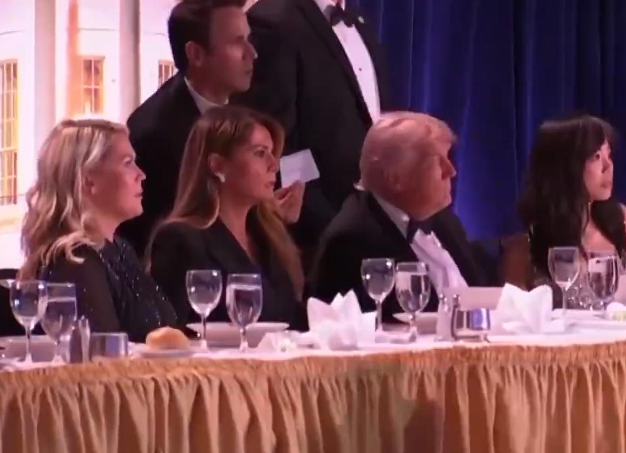 突发，白宫晚宴发生枪击事件。

据说，当时至少有四声枪声。枪响的时候，川普还在台