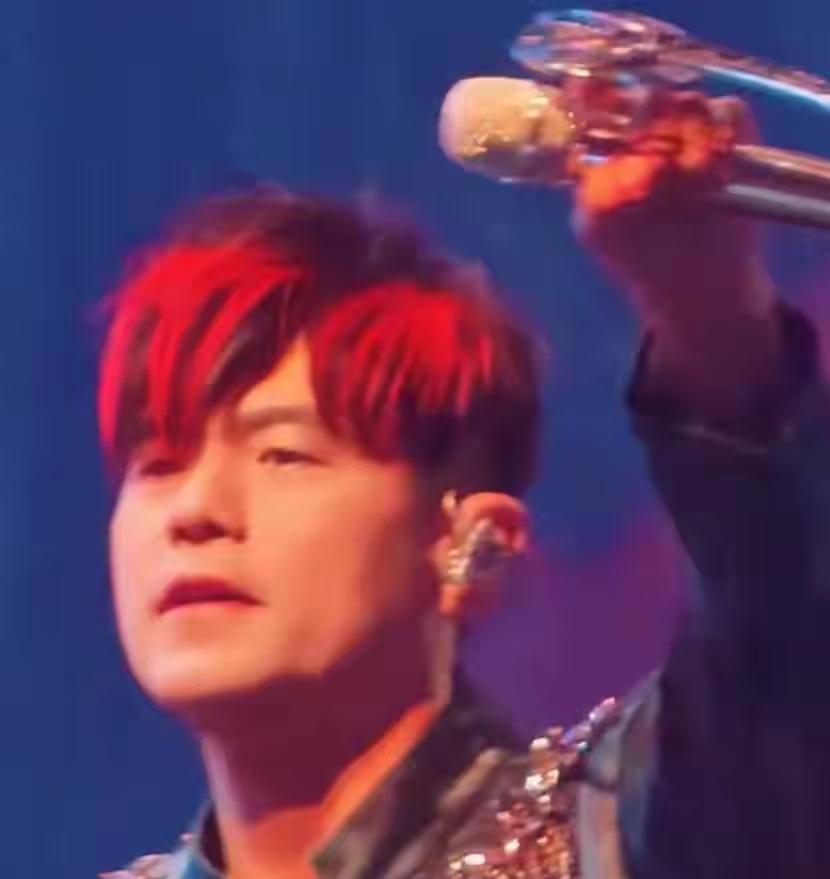 周杰伦这波演唱会，真的看不懂！

三小时的演唱会，他只唱了90分钟不到，剩余时间