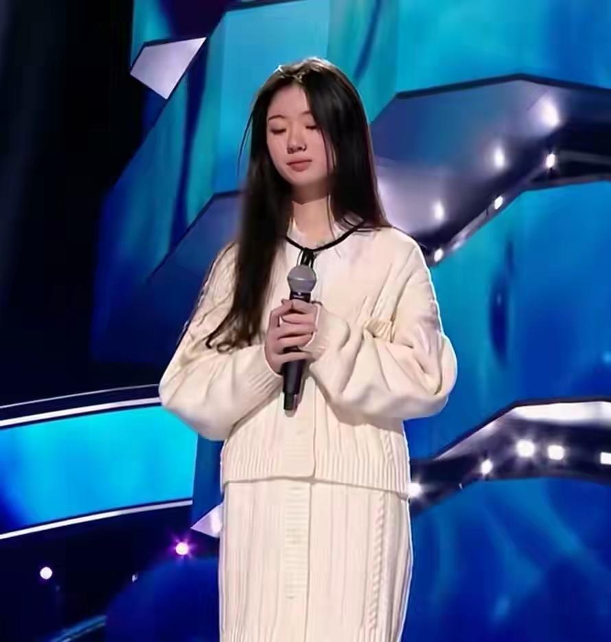 现在我最搞不懂的人就是单依纯了
是太年轻？还是想得太简单？
明明不是自己的原创歌