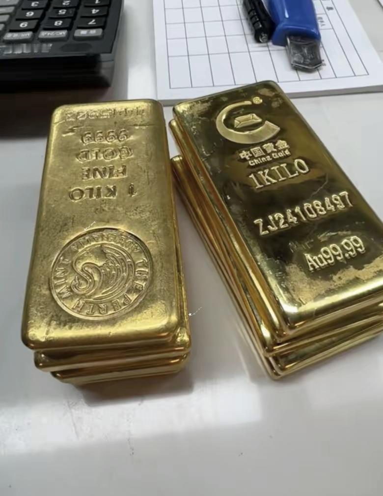 今天的金价，
看得人血压直接飙升，
7月7日，大盘金价从908直接跌到了
903