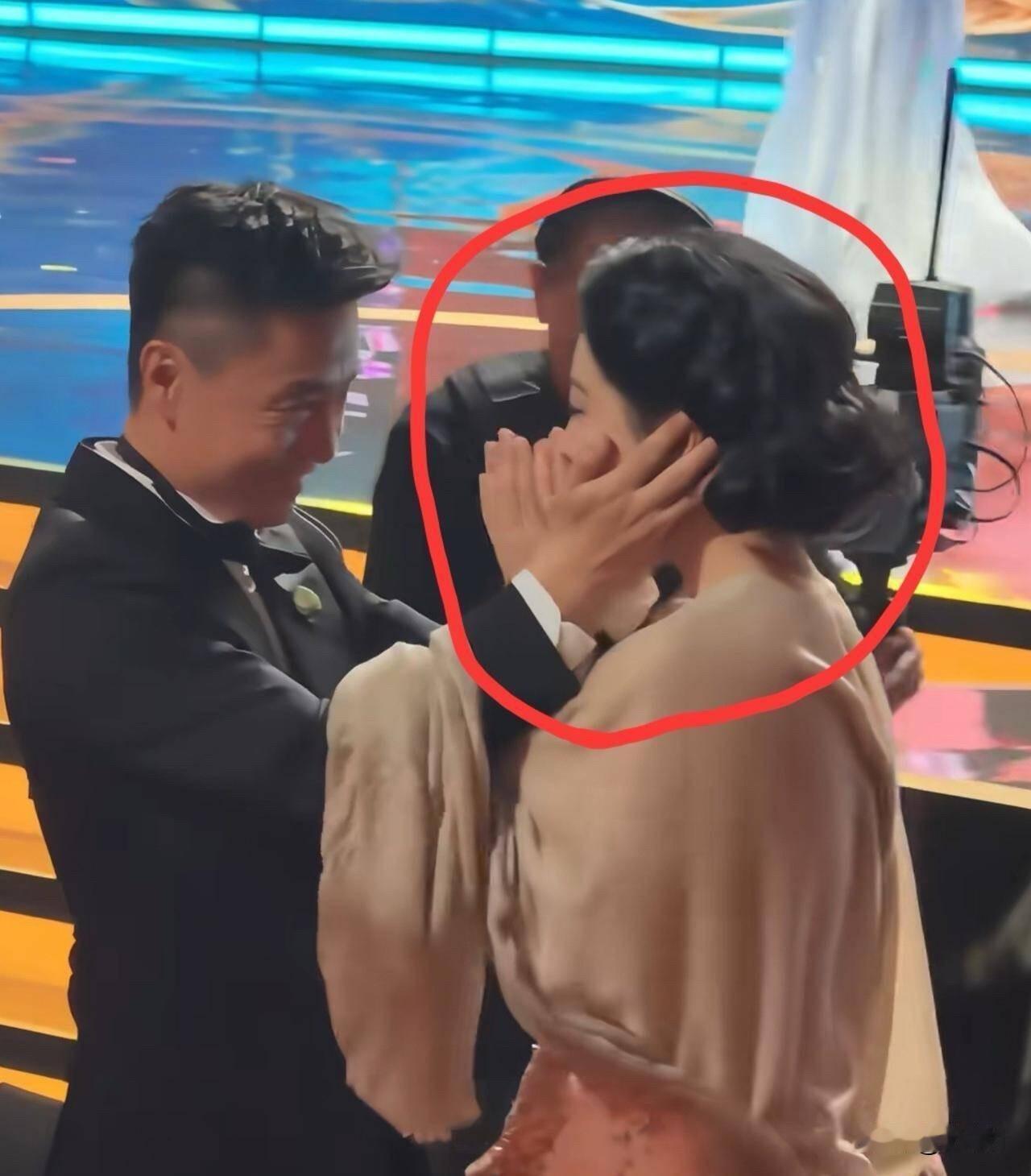 杨紫获得中国电视剧最高奖“白玉兰奖”后，喜极而泣。这时候走过来一个痞痞的男生，非