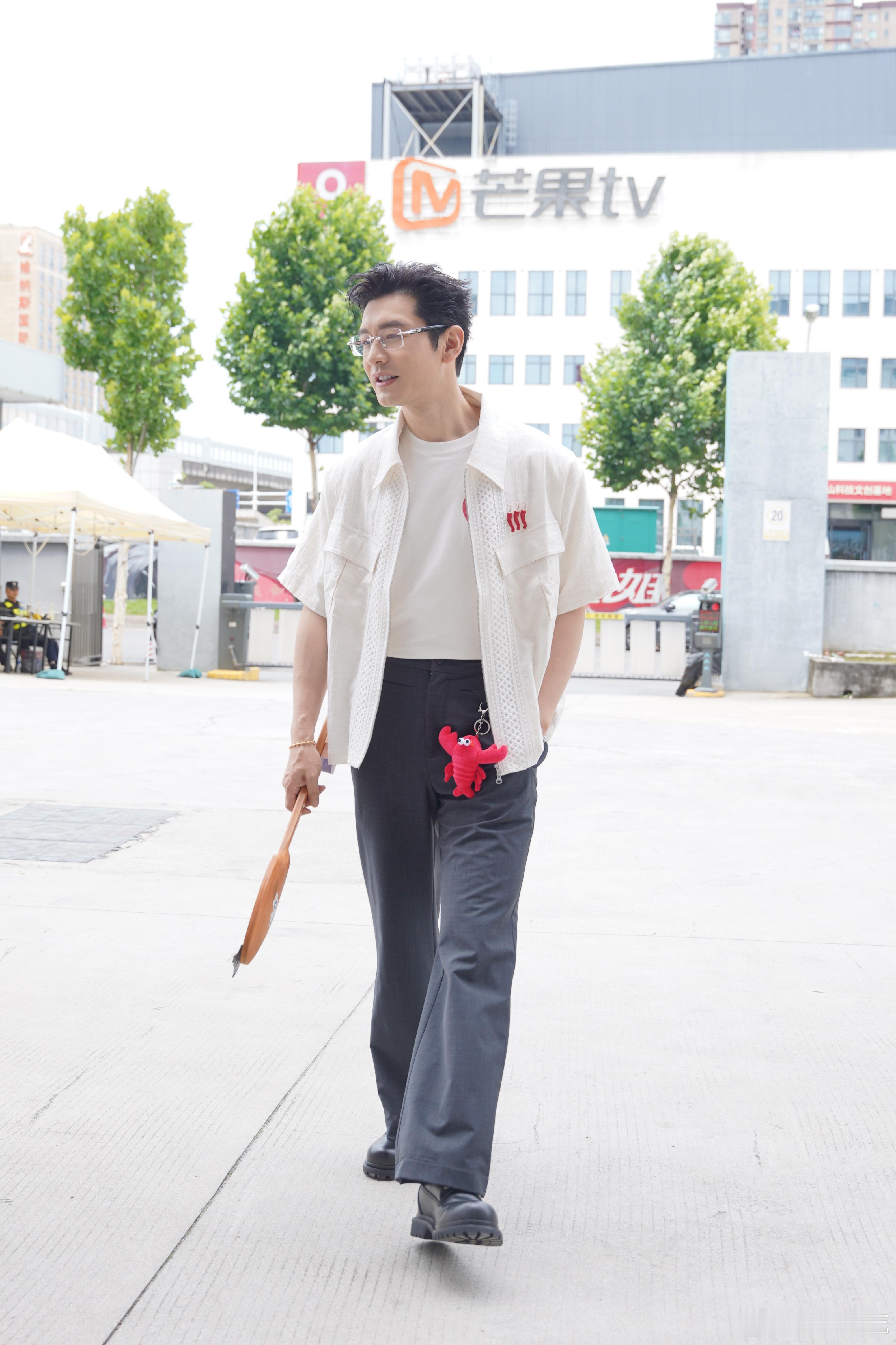 黄晓明是多爱吃又来美食综艺了芒果美食新综艺路透看得出来黄晓明格外偏爱美食类综艺，