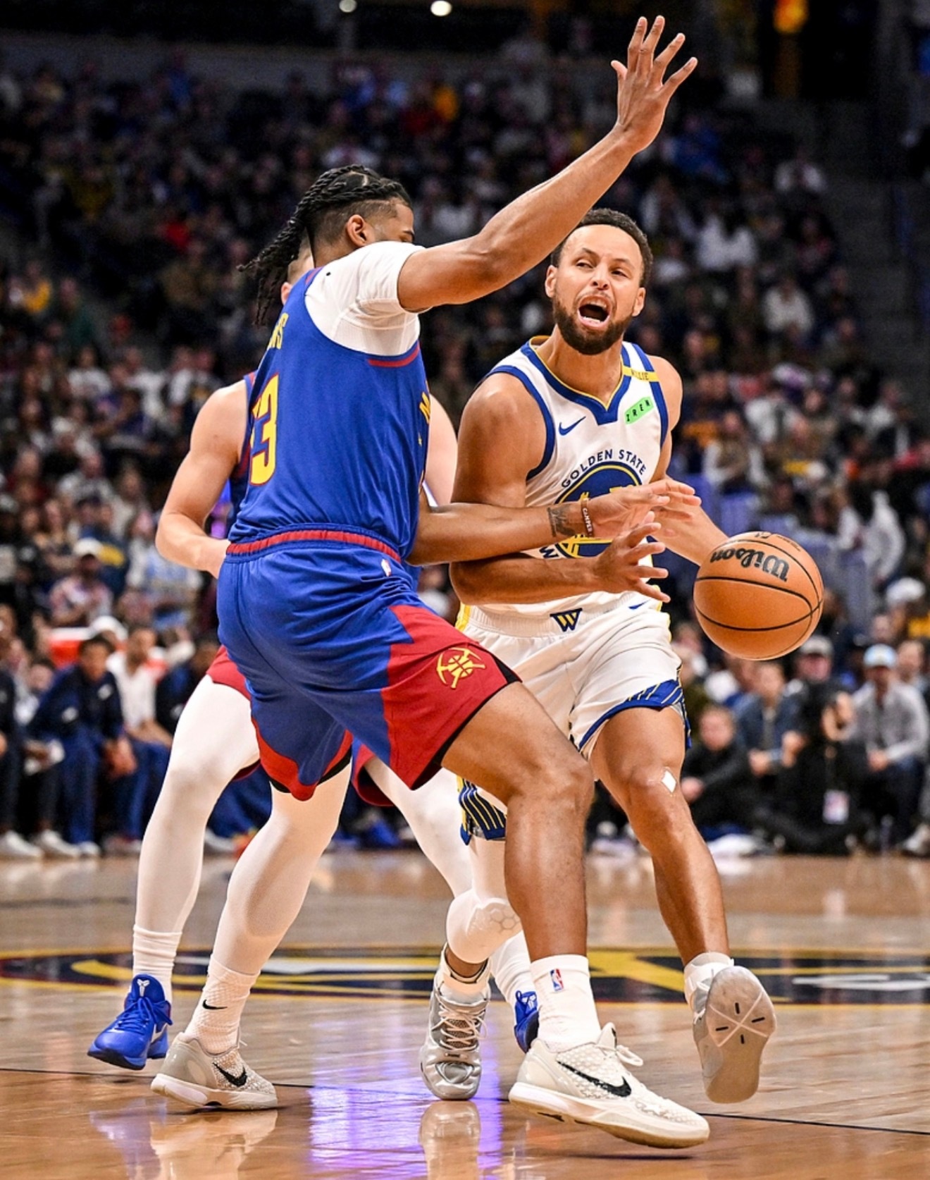 NBA常规赛，0胜3负的勇士客场挑战1胜1负的掘金，勇士渴望结束连败，但他们少了