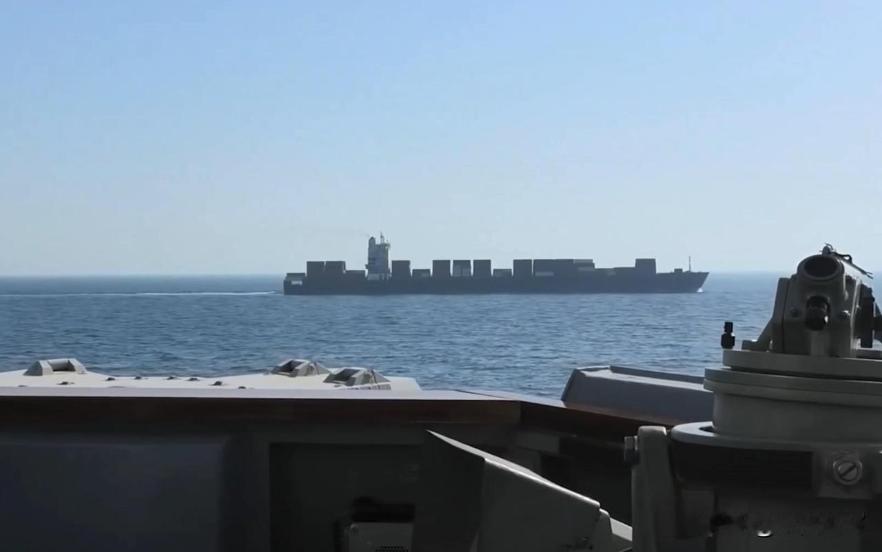 据美联社报道，就在两艘集装箱船被伊朗军队强行扣押的24小时后，波斯湾的海面下似乎