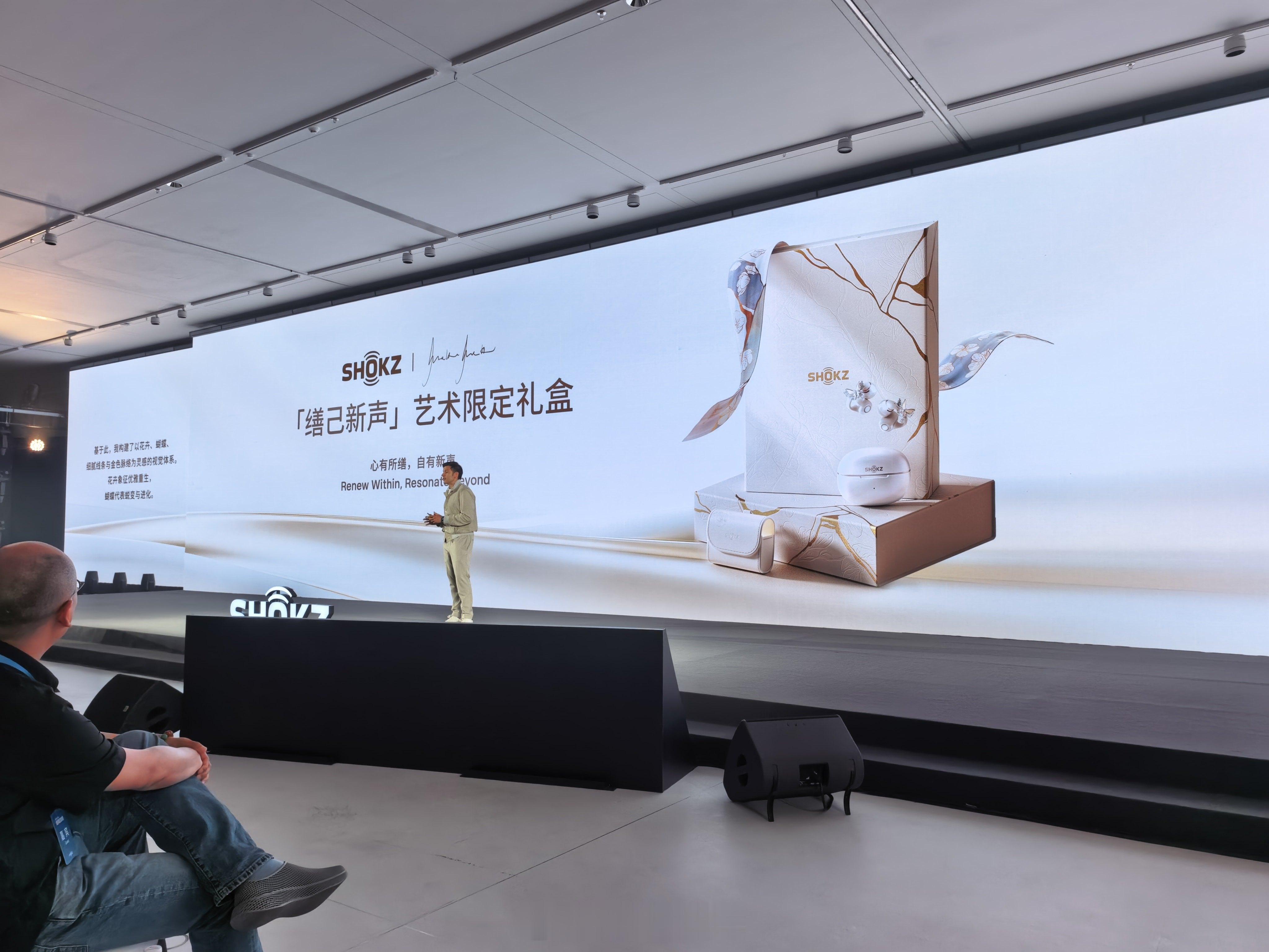 韶音 OpenDots 2 耳夹耳机有个白金缮限定礼盒，意大利时尚设计大师 Ma