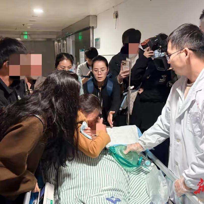 今天上午6点，长沙市第四医院器官获取手术室里，一场默哀仪式令人动容。28岁的湖南