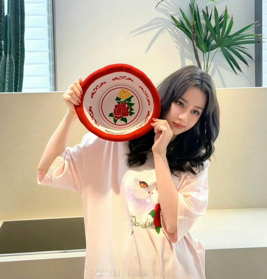 疑迪丽热巴回应恋情传闻迪丽热巴疑似回应与陈飞宇恋情传闻，照片她手指着“I lov