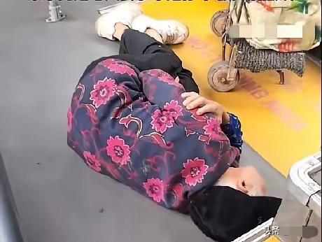 “太不要脸了！”湖南衡阳，老人乘坐公交车，到了90度转弯处，老人想让司机在那里停